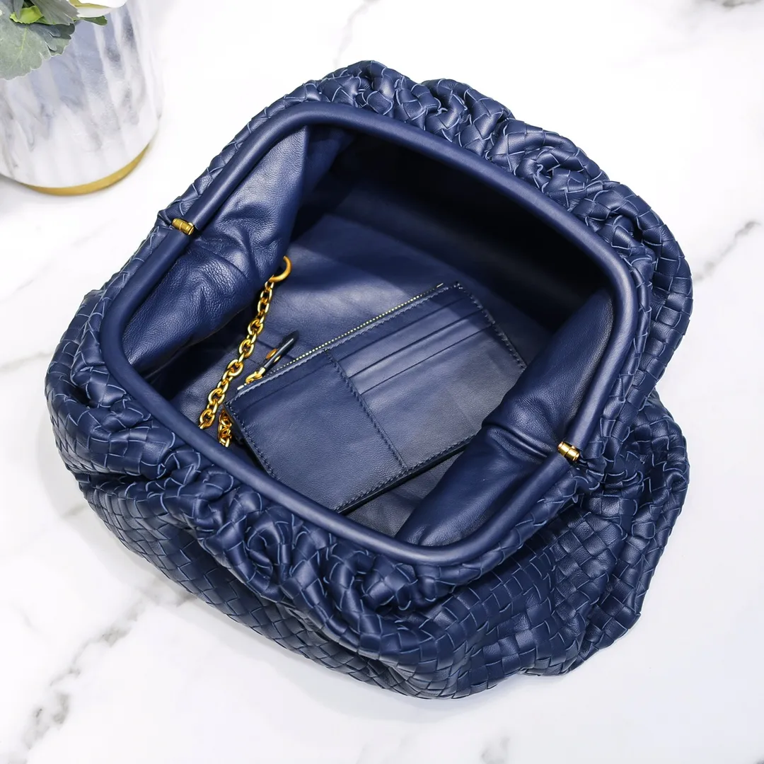 Real shot🔥🔥The counterattack of the popular Bottega Veneta started with this series of cloud bags, which went viral in the fashion circle and started a craze! Out of stock, out of stock, out of stock... One piece is hard to find, super hard to buy, regardless of age, season, or occasion. Very classy. Really, if you carry this on the road, it will turn heads! This is also the reason why this series is so expensive. Large size: 38*20*8.5cm [Big Cloud Weaving]